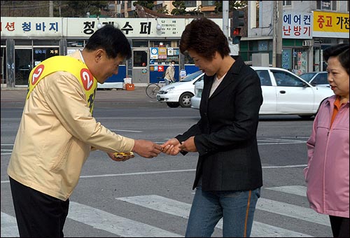 출근하는 시민을 상대로 인사하는 민주당 최경주 후보 